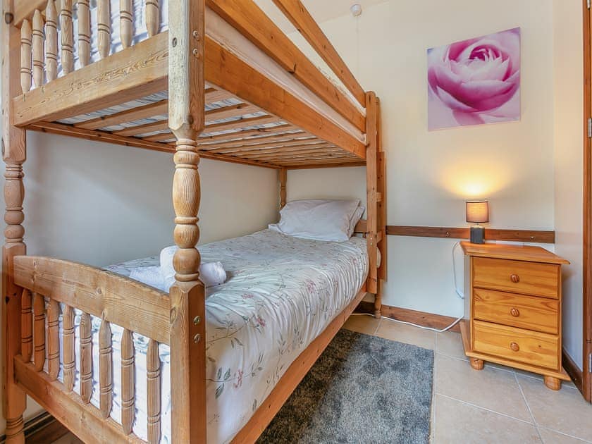 Bunk bedroom | The Vineries- 20 Blackbird Cottage - The Vineries, Lands End, near Porthcurno