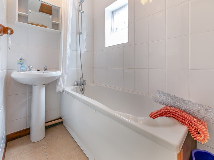 Bathroom | The Vineries- 20 Blackbird Cottage - The Vineries, Lands End, near Porthcurno