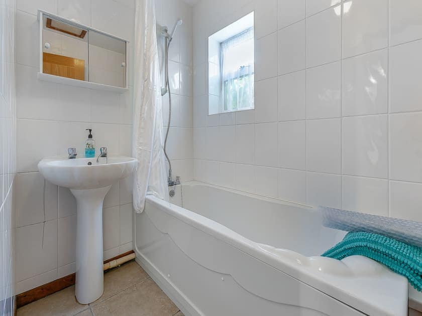 Bathroom | The Vineries- 25 Mallard Cottage - The Vineries, Lands End, near Porthcurno