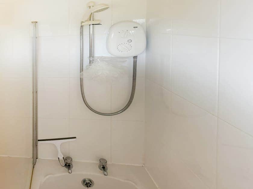 Electric shower over bath | Seven Bays Retreat, Padstow