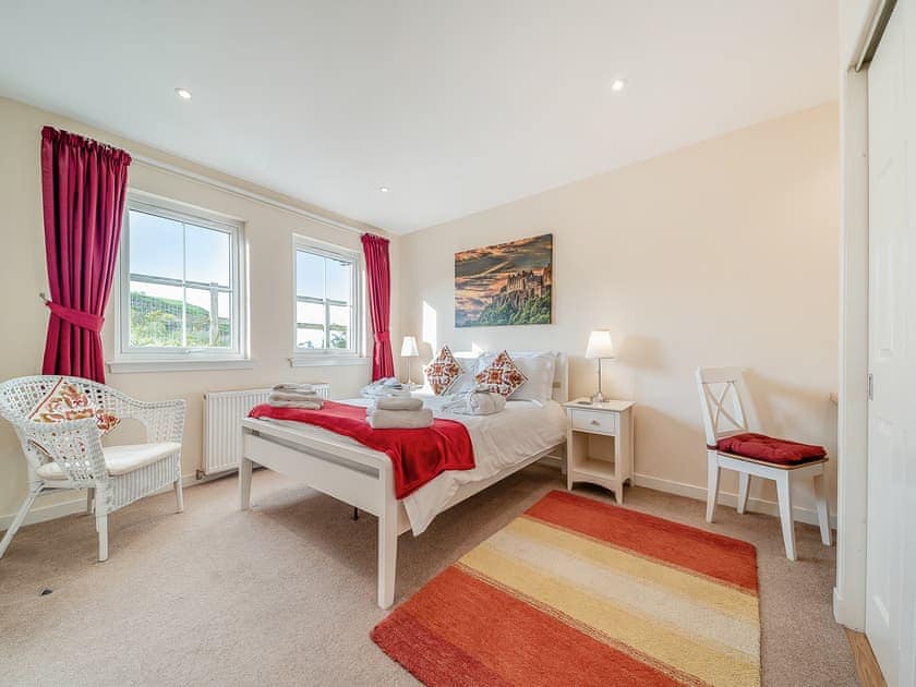 King-size bedroom | Buzzard Cottage - Osprey Hideaways, Stirling
