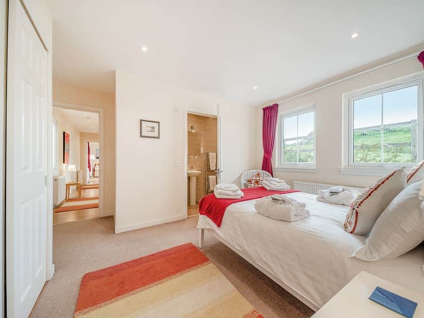 King-size bedroom | Buzzard Cottage - Osprey Hideaways, Stirling