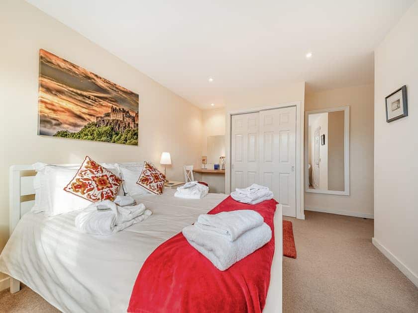 King-size bedroom | Buzzard Cottage - Osprey Hideaways, Stirling