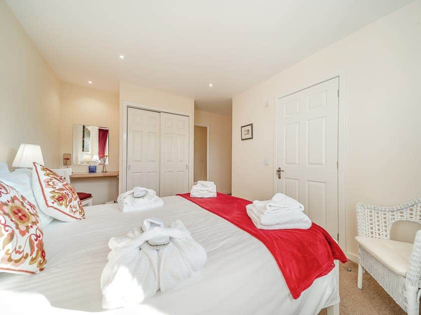 King-size bedroom | Buzzard Cottage - Osprey Hideaways, Stirling