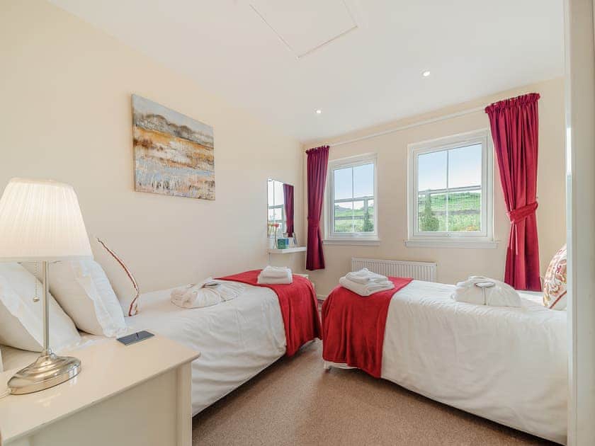 Twin bedroom | Buzzard Cottage - Osprey Hideaways, Stirling