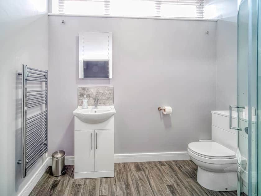 Bathroom | The Beach Hut - Regency Apartments, Great Yarmouth