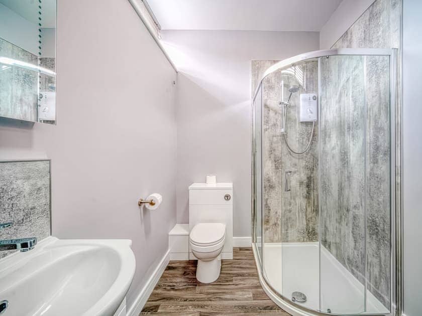 Bathroom | The Beach Hut - Regency Apartments, Great Yarmouth
