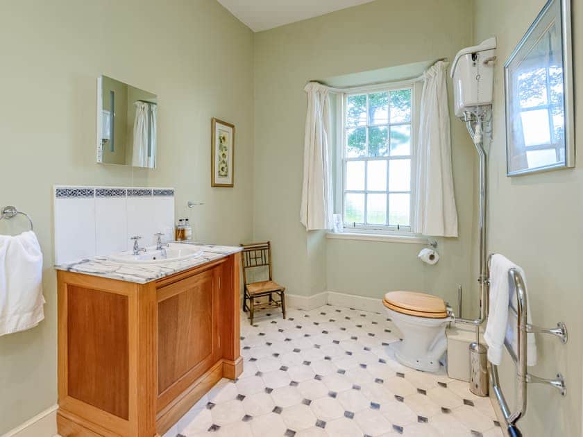 Bathroom | Wintonhill Farmhouse - Winton Holidays, Pencaitland