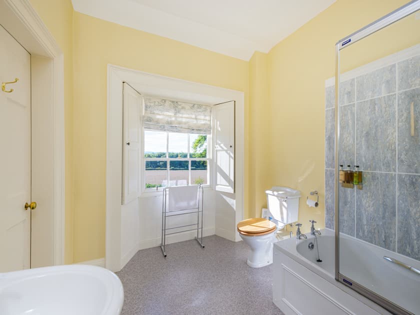 Bathroom | Wintonhill Farmhouse - Winton Holidays, Pencaitland