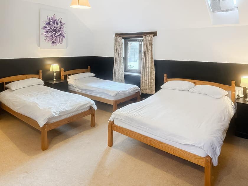 Multi-sleep bedroom with en-suite | Duvale Barn - Duvale Cottages, Bampton, near Tiverton