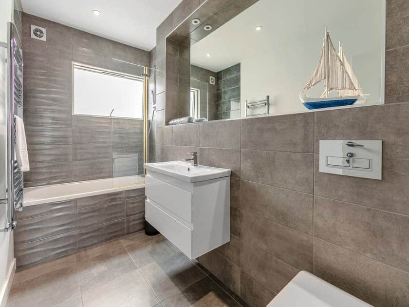 Family Bathroom | No.1 Quay Court, Newquay