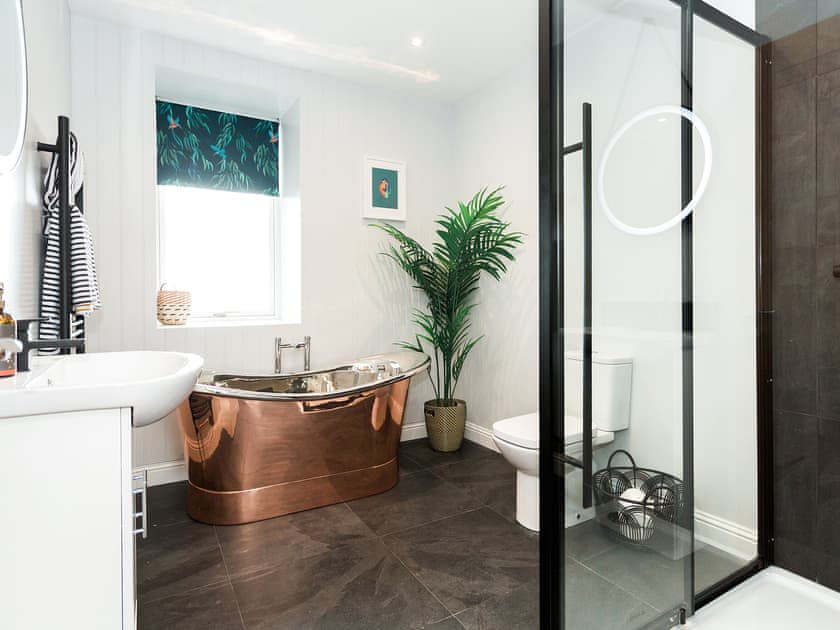 Bathroom | Disdow House - Drumwall, Gatehouse of Fleet