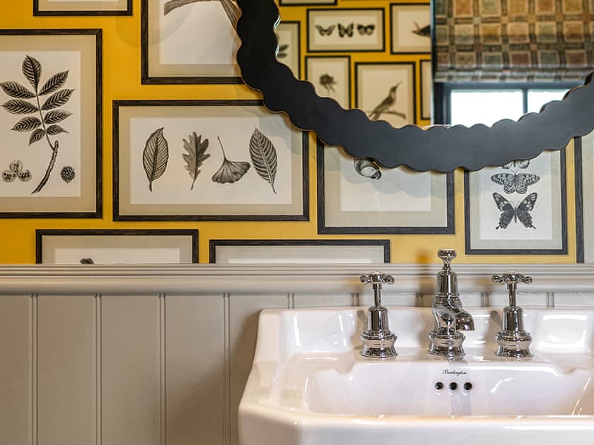 Bathroom | Dalgrassick - Glenkindie Estate Holiday Cottages, Glenkindie, near Alford