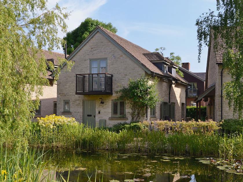 A traditional Cotswold stone house, overlooking the water garden  | Juniper House, Cirencester