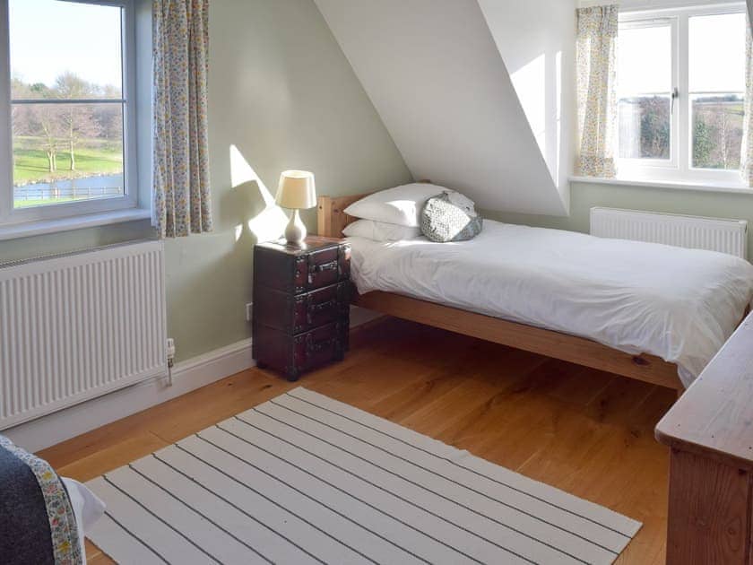 Light and airy twin bedroom | Granary Cottage, Tattingstone, near Ipswich