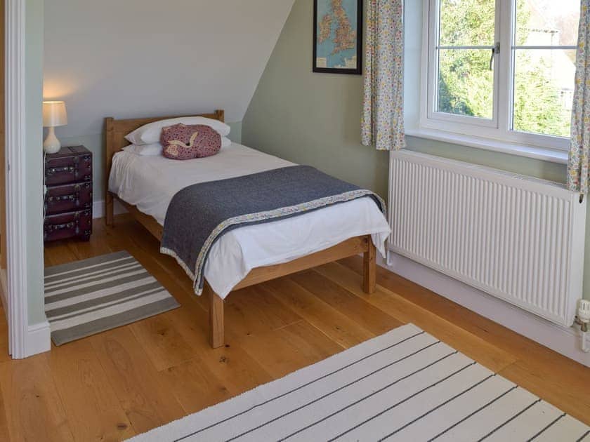 Airy twin bedroom | Granary Cottage, Tattingstone, near Ipswich