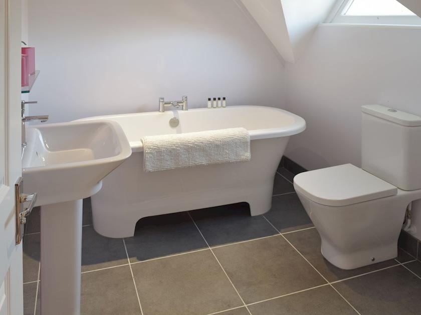 Family bathroom | Granary Cottage, Tattingstone, near Ipswich