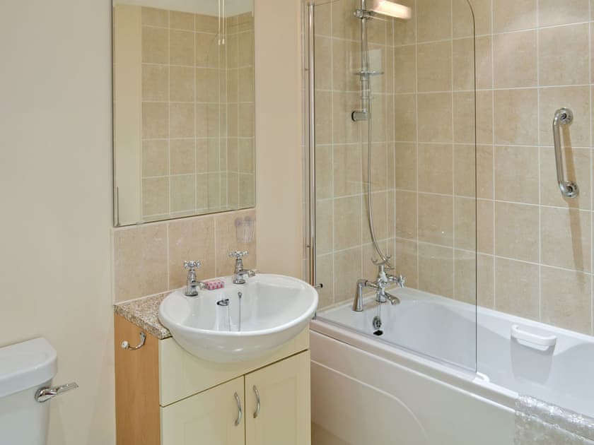 Family bathroom with shower over bath | River Lodge, Polperro, near Looe