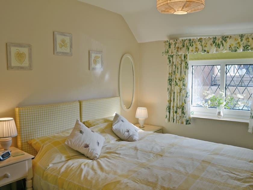 Bedroom with zip and link twin beds  | Lace Cottage, Ashbourne
