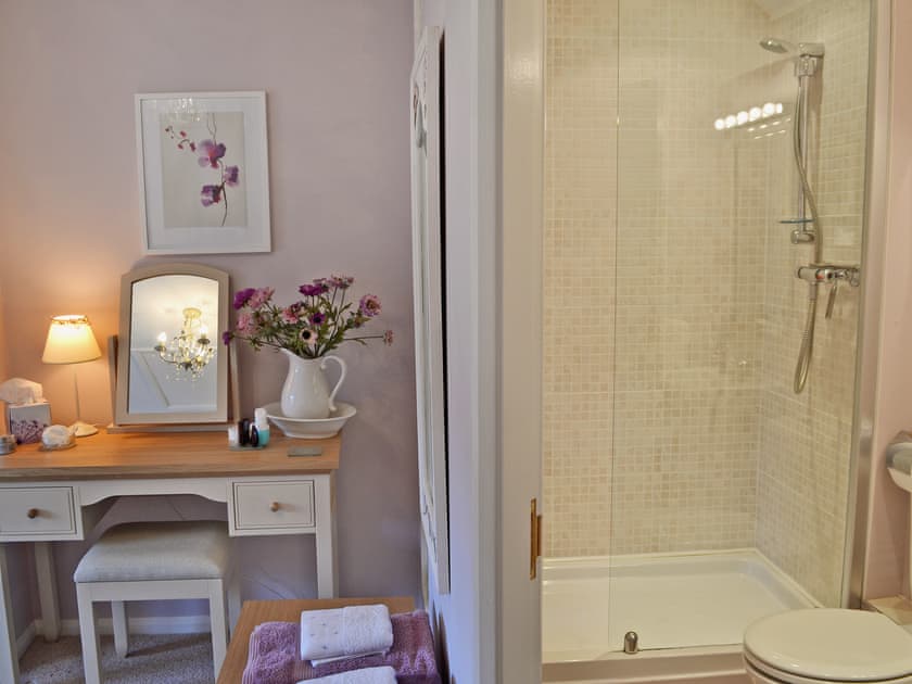 En-suite with shower and WC | Lace Cottage, Ashbourne