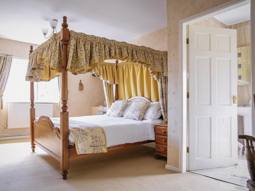 Grand four poster bedroom with en-suite facilities | Farmhouse Wing - Millmoor Farm, Bickley, near Malpas 