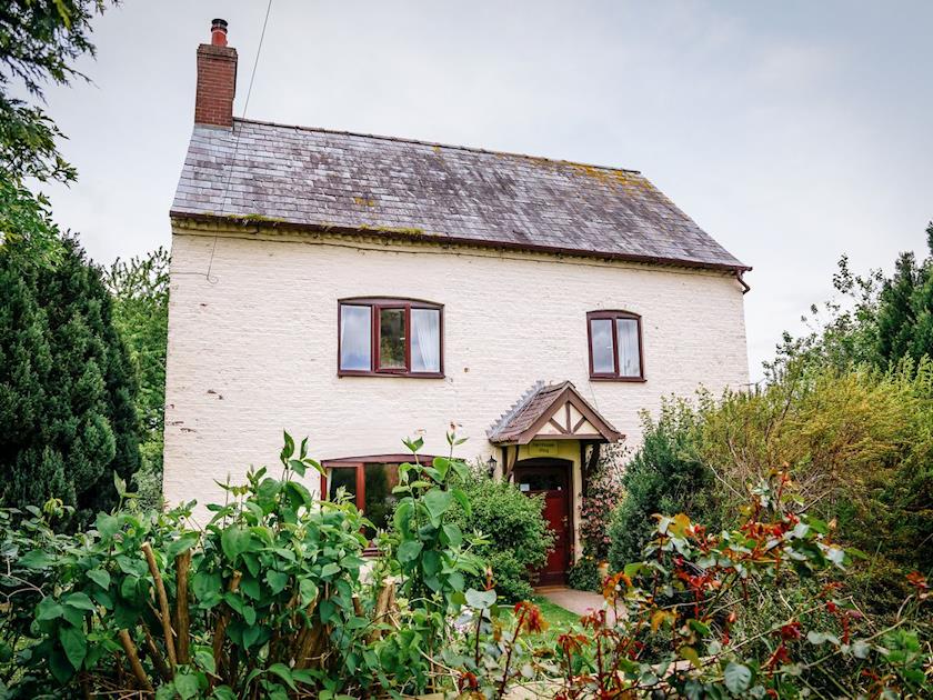 Lovely farmhouse cottage in mature garden | Farmhouse Wing - Millmoor Farm, Bickley, near Malpas 