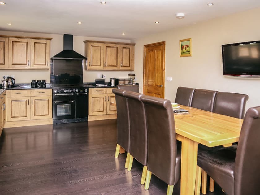 Well-equipped fitted kitchen | Drover’s Barn - Millmoor Farm, Bickley, near Malpas