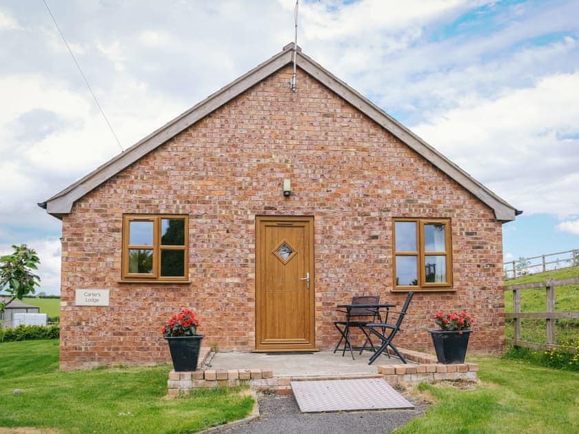 Intimate cottage with sitting out area in garden | Carter’s Lodge - Millmoor Farm, Bickley, near Malpas