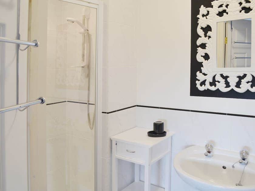 The master bedroom has a full en-suite shower room | Carreg Y Garth Isaf, Rhiwlas near Bangor