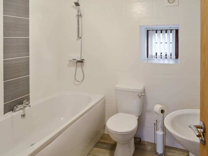 Family bathroom | Rhiwal Kitty - Trehwfa Cottages, Bodedern, near Holyhead
