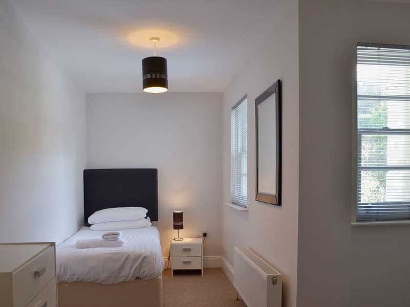 The layout of the twin room ensures privacy for the guests | Apartment 6 - Astor House, Torquay