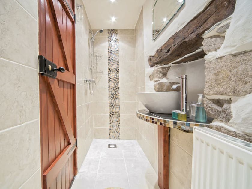 Modern ‘wet-room’ | Wastwater Cottage - Bridge End Farm Cottages, Boot, near Eskdale
