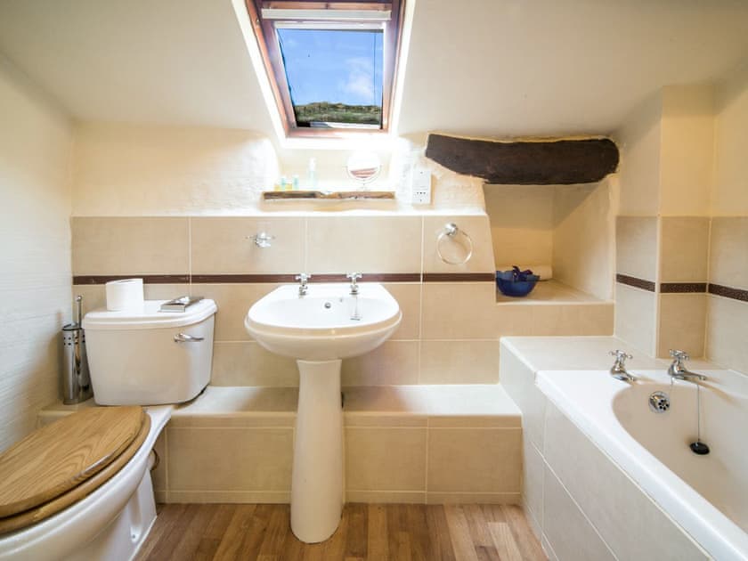 Upper floor en-suite bathroom | Wastwater Cottage - Bridge End Farm Cottages, Boot, near Eskdale
