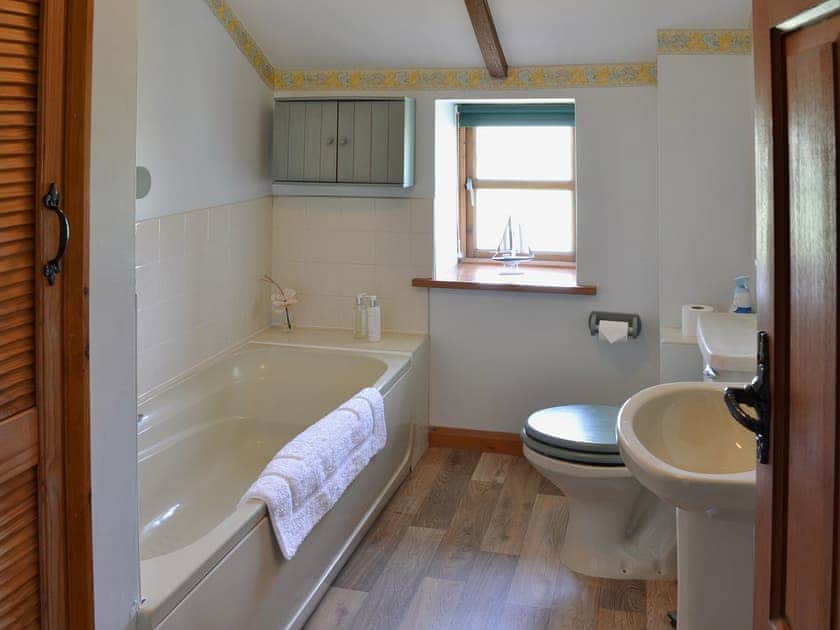In addition to the en-suite there is a well-proprtioned family bathroom | Coachmans Cottage, White Cross, near Newquay