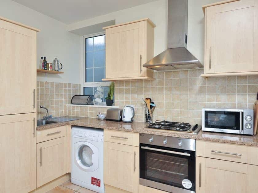 Well-equipped fitted kitchen | Trinity Apartment 9 - Trinity Mews, Torquay