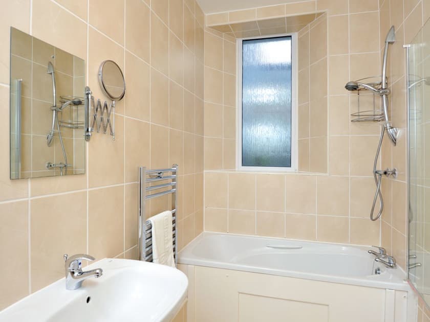 Family bathroom with shower over bath | Trinity Apartment 9 - Trinity Mews, Torquay