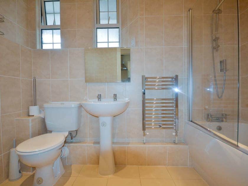 Family bathroom with shower over bath | Trinity Apartment 15 - Trinity Mews, Torquay