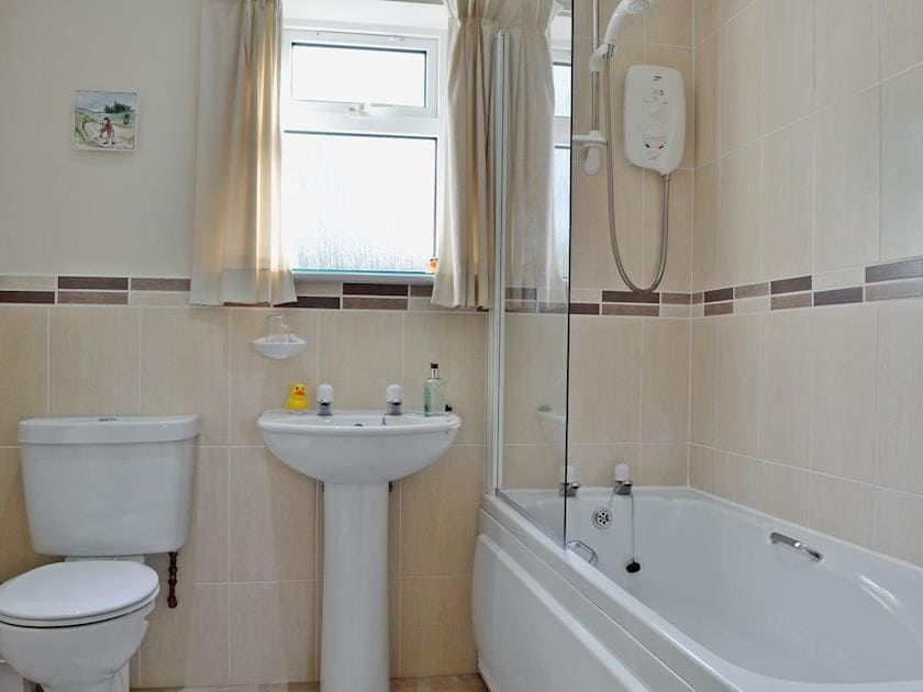 Bathroom with shower over bath and WC | Baravullin, Benderloch near Oban