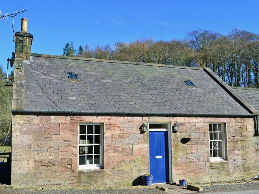 A charming semi-detached cottage | Waulkmill Cottage, Carronbridge near Thornhill