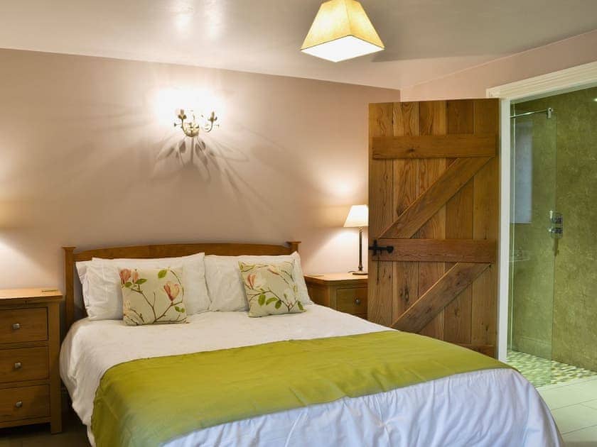 King size bedroom and en-suite wet room with shower and WC | Mere Croft, Sowerby Row near Penrith