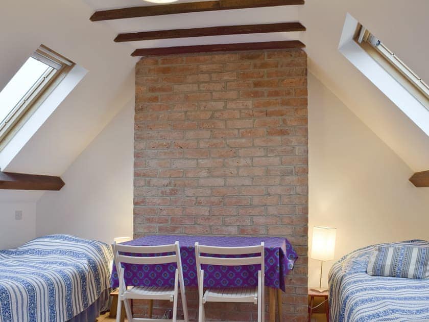 Light and airy twin bedroom | Jubilee Cottage, Church Enstone, near Chipping Norton