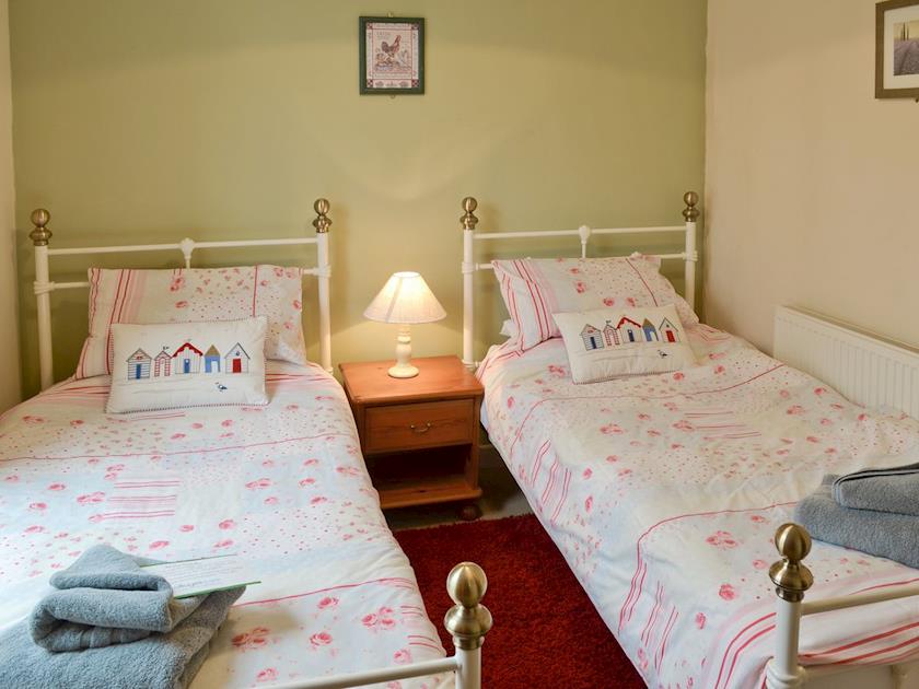 Intimate twin bedroom | Hay Cottage, St Austell