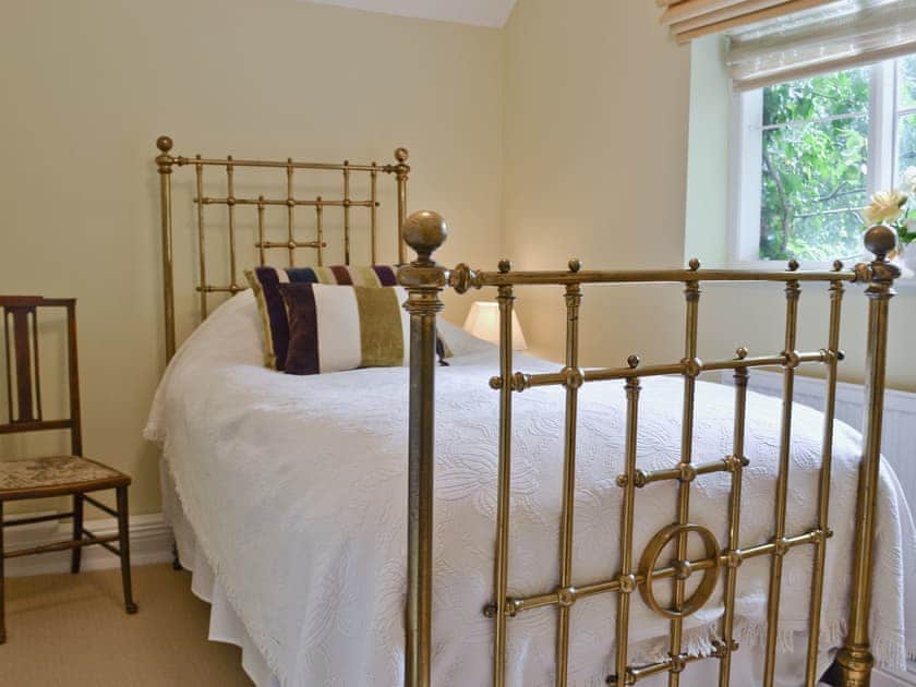 The single bedroom has a traditional brass bedstead | The Coach House - Berrington House, Tenbury Wells