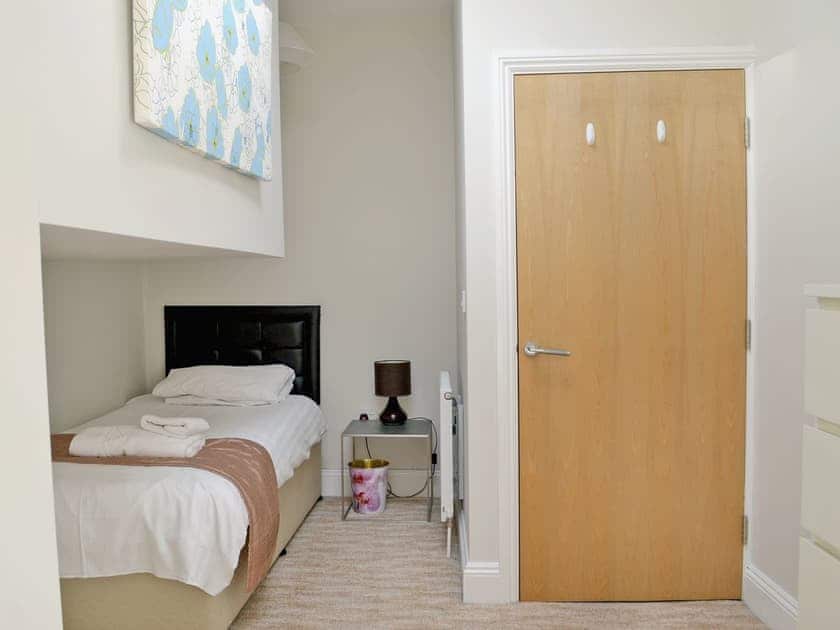 Cosy twin bedroom | Apartment 17 - Astor House, Torquay
