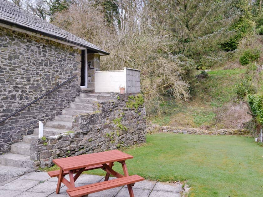 Sitting out furniture in garden | Hayloft - Rosecraddoc Manor, Near Liskeard