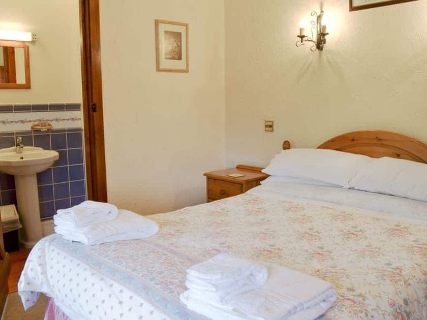 Double bedroom with en-suite | The Granary, Colyford, near Seaton