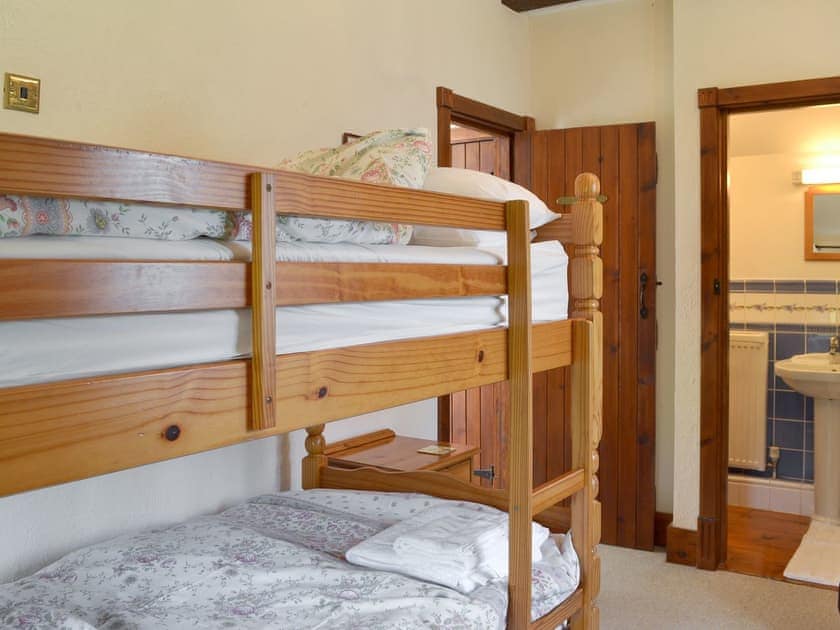 Bunk bedroom with en-suite | The Granary, Colyford, near Seaton