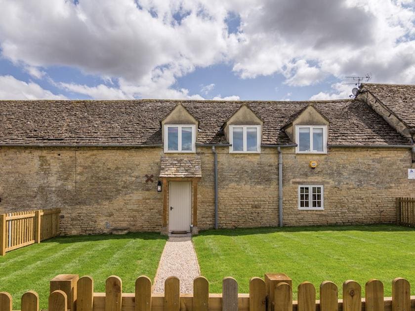 Attractive holiday property with enclosed lawnwed garden | The Long Barn - Crucis, Ampney Crucis, near Cirencester