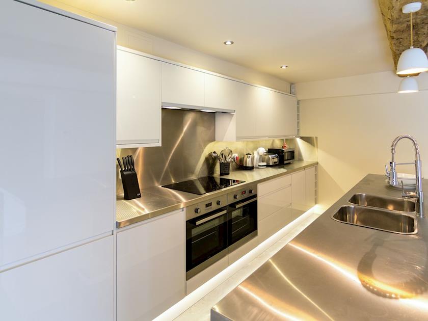 Comprehensively equipped fitted kitchen | The Cotswolds Barn - Crucis, Ampney Crucis, near Cirencester