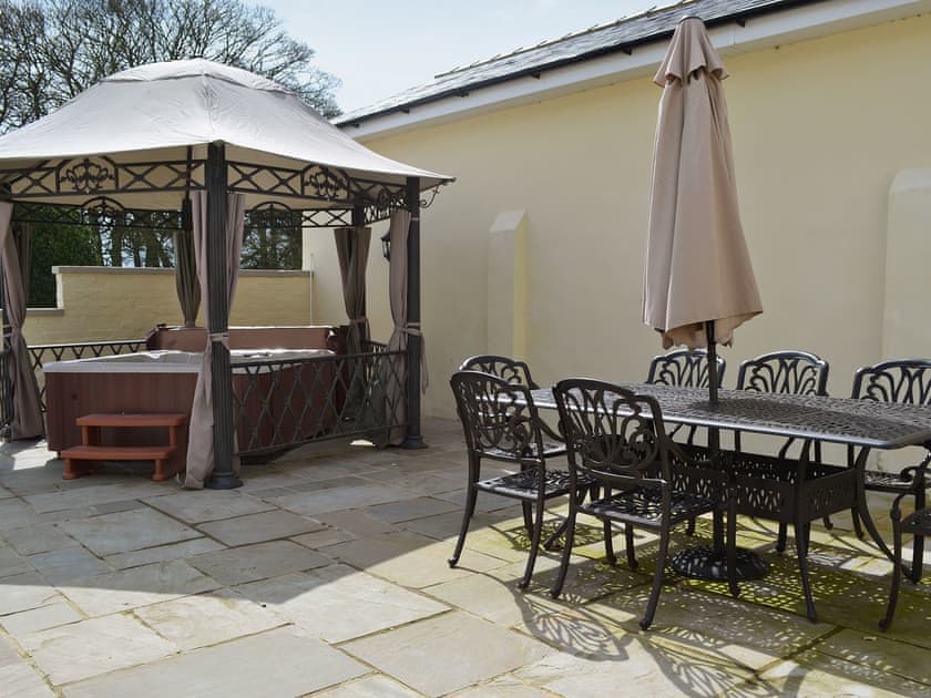 Hot tub | Wold House Cottage - Wold Cottage, Nafferton, near Bridlington